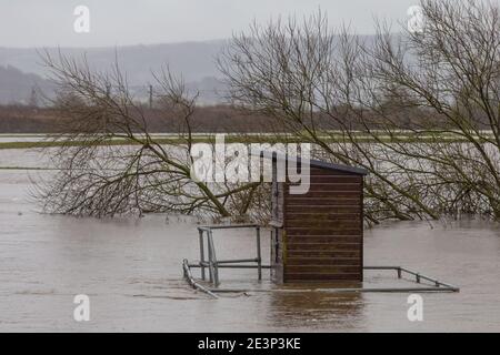 Skipton, North Yorkshire, Regno Unito. 20 gennaio 2021. Regno Unito Meteo. Una stazione di monitoraggio del livello del fiume dell'Agenzia dell'ambiente è circondata dall'acqua, poiché i campi nella pianura alluvionale della Valle dell'Aire iniziano a riempirsi d'acqua quando la tempesta Christoph colpisce il Regno Unito. Credit - Tom Holmes / Alamy Live News Foto Stock