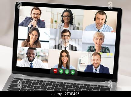 Primo piano dello schermo del notebook con gli uomini d'affari che hanno una riunione in linea Foto Stock