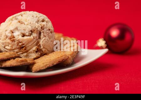 Paletta fatta in casa di gelato al biscotto con speculoos per Natale su una piastra Foto Stock