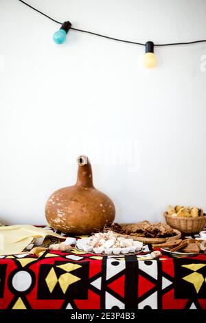 Varietà di dessert deliziosi dall'Angola su un tavolo coperto Con tessuto africano Foto Stock