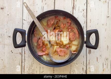 Zuppa acida tradizionale polacca chiamata żurek in una pentola Foto Stock