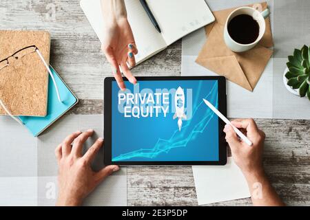Fondo di private equity, concetto di investimento e negoziazione su schermo. Crescita finanziaria Foto Stock