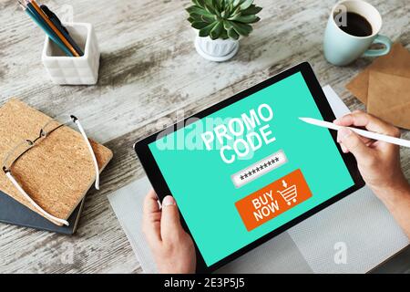 Tablet con campo del codice promozionale sullo schermo. E-commerce, concetto di marketing mobile Foto Stock