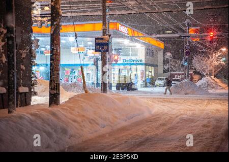 Nevicate pesanti di notte in una città giapponese Foto Stock