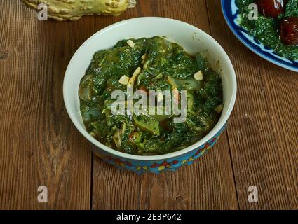 Kpwem - piatto vegetariano del Camerun fatto con foglie di manioca giovani e teneri come ingrediente chiave. Foto Stock