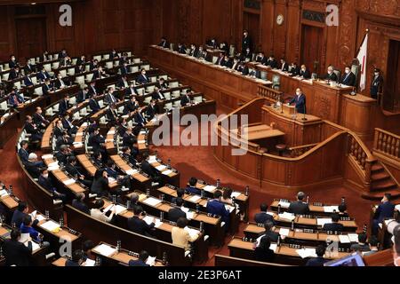 Tokyo, Giappone. 20 gennaio 2021. Il primo ministro giapponese Yoshihide Suga risponde a una domanda alla sessione plenaria della Camera bassa alla Dieta Nazionale di Tokyo mercoledì 20 gennaio 2021. I partiti di governo e di opposizione si sono interrogati con Suga mentre Suga ha pronunciato il suo discorso politico all'inizio di una sessione ordinaria di Dieta il 18 gennaio. Credit: Yoshio Tsunoda/AFLO/Alamy Live News Foto Stock