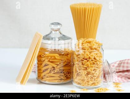 Diversi tipi di pasta secca in ciotole. Varie varietà e forme di pasta secca. Cucina italiana Foto Stock