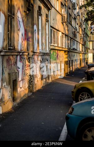 Graffiti copriva vecchi edifici in Via Vatroslava Jagića, Zagabria, Croazia Foto Stock
