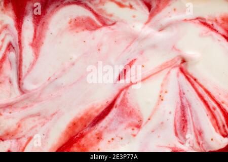 Sfondo a struttura gelato con gelato e frutta variegata dall'alto Foto Stock