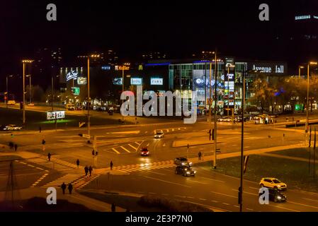 Crocevia di fronte al centro commerciale Avenue Mall di notte, Zagabria, Croazia Foto Stock