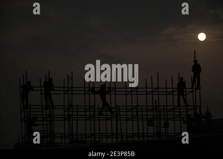 Nuova Delhi, India. 18 gennaio 2021. Le lavorazioni indiane che lavorano per la prossima parata del giorno della Repubblica al Rajpath a Nuova Delhi. (Foto di Ishant Chauhan/Pacific Press) Credit: Pacific Press Media Production Corp./Alamy Live News Foto Stock