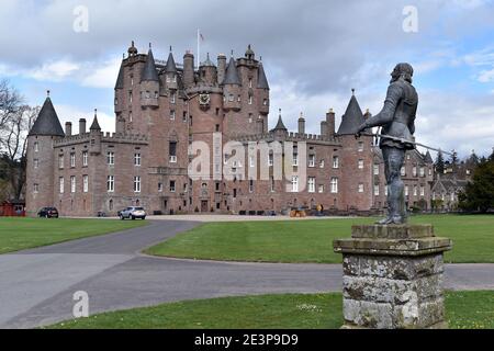 Una vista dell'avvicinamento al Castello di Glamis Foto Stock