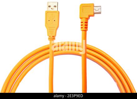 Cavo USB laminato arancione isolato su sfondo bianco. Foto Stock