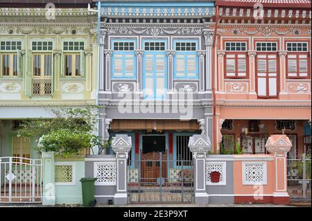 Le colorate e decorate terrazze Peranakan si trovano lungo Koon Seng Road, nell'enclave di Joo Chiat, la prima città storica di Singapore Foto Stock