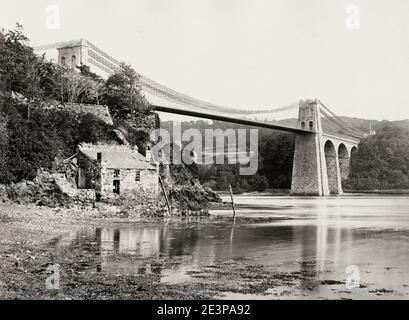 Fotografia d'epoca del XIX secolo: Ponte Menai, Anglesea, Galles Foto Stock