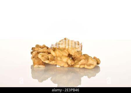 Alcuni gustosi noccioli di noce pelati gialli su fondo bianco. Foto Stock