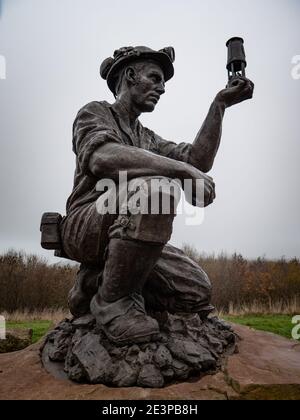 Statua commemorativa di un minatore come tributo ai minatori alla collisione di Silverhill ora disusata vicino a Teversal nel Nottinghamshire Inghilterra UK. Foto Stock