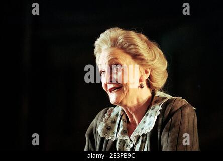 Sheila Hancock (Vassa) in VASSA di Maxim Gorky all'Albery Theatre, Londra WC2 20/01/1999 una produzione Almeida Theatre Company adattata e diretta da Howard Davies design: Robert Howell lighting: Mark Henderson Foto Stock