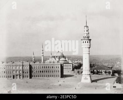 Fotografia d'epoca del XIX secolo: Ufficio della guerra e Torre di Seraskerat, Costantinopoli, Istanbul Turchia. Foto Stock