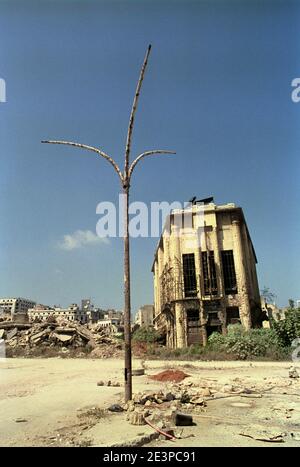 18 settembre 1993 lo scheletro di un lampione si trova di fronte all'edificio 'Cinema Opera', in Piazza Martiri, a Beirut. Foto Stock