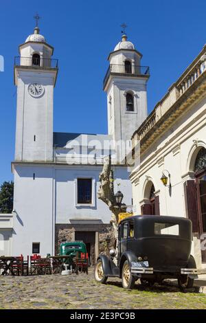 Colonia Sacramento, Uruguay, 26 settembre 2016: Automobili obsolete, di fronte alla chiesa di Colonia del Sacramento, Uruguay. È uno dei ci più vecchi Foto Stock