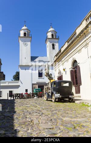 Auto obsoleti, di fronte alla chiesa di Colonia del Sacramento, Uruguay. Si tratta di una delle più antiche città in Uruguay. Patrimonio mondiale dall UNESCO nel 1995. Foto Stock