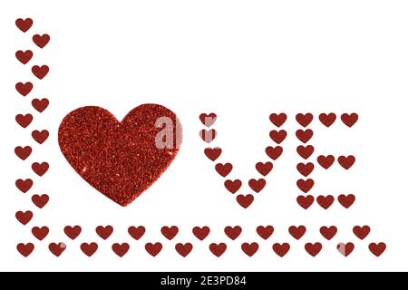 Amore, parola in rosso glitter cuori isolati su sfondo bianco Foto Stock
