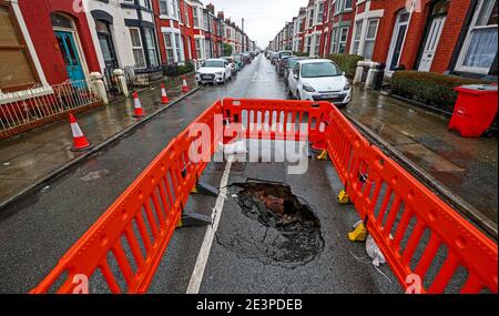 Un pozzo che è apparso in Ashbourne Road ad Aigburth, Liverpool, come Storm Christoph è impostato per portare ampie inondazioni, galere e neve in alcune parti del Regno Unito. Si prevede che la pioggia batta il Regno Unito, con il MET Office avvertimento case e aziende sono probabilmente sommerse, causando danni ad alcuni edifici. Data immagine: Mercoledì 20 gennaio 2021. Foto Stock