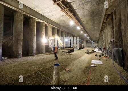 16 novembre 2020, Sassonia-Anhalt, Magdeburgo: Gli installatori lavorano sul principale cantiere di costruzione del tunnel cittadino nella capitale dello stato . In relazione all'espansione del raccordo ferroviario di Magdeburgo, i treni a ponte in via di dilatazione sono stati sostituiti anche da un tunnel. Il progetto principale del tunnel cittadino dovrebbe essere completato entro il 2020. Foto: Peter Gercke/dpa-Zentralbild/ZB Foto Stock