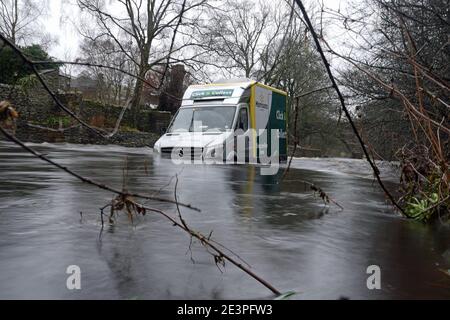 Servizio di consegna furgone al supermercato sul fiume Wear a Westgate, County Durham, Il pilota è stato salvato il martedì sera dal Water Rescue Team del Durham e Darlington Fire and Rescue Service dalla cima del suo furgone dopo che è stato spazzato via mentre apparentemente attraversando un guado la sera di martedì 19 gennaio. Data immagine: Mercoledì 20 gennaio 2021. Foto Stock