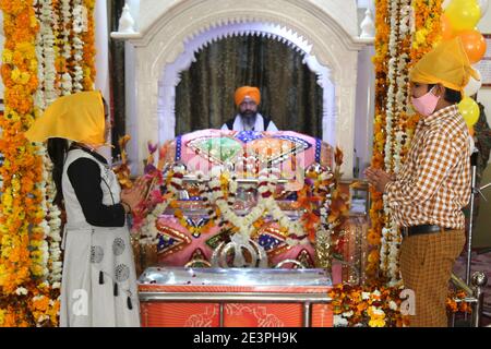 Beawar, Rajasthan, India, 20 gennaio 2021: I devoti offrono preghiere sull'occasion del 355° anniversario di nascita del 10° Sikh Guru Gobind Singh ad un santo gurudwara a Beawar. Credit: Sumit Saraswat/Alamy Live News Foto Stock