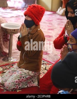 Beawar, Rajasthan, India, 20 gennaio 2021: I devoti offrono preghiere sull'occasion del 355° anniversario di nascita del 10° Sikh Guru Gobind Singh ad un santo gurudwara a Beawar. Credit: Sumit Saraswat/Alamy Live News Foto Stock