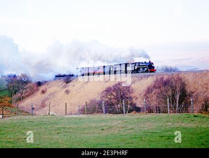 Standard N. 76029 e Battle of Britain Classe N. 34067 Tangmere a Ormside, stabilirsi a Carlisle Railway, Cumbria, Inghilterra Foto Stock