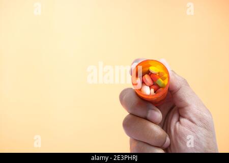 persona mano che tiene il contenitore della pillola , vista dall'alto Foto Stock