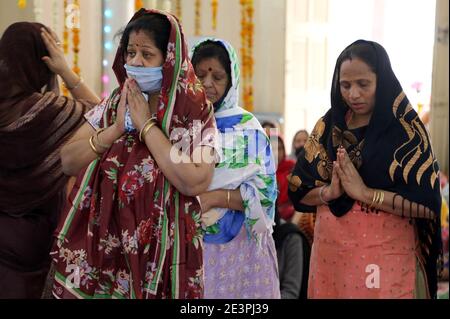 Beawar, Rajasthan, India, 20 gennaio 2021: I devoti offrono preghiere sull'occasion del 355° anniversario di nascita del 10° Sikh Guru Gobind Singh ad un santo gurudwara a Beawar. Credit: Sumit Saraswat/Alamy Live News Foto Stock