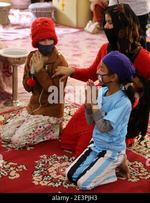 Beawar, Rajasthan, India, 20 gennaio 2021: I devoti offrono preghiere sull'occasion del 355° anniversario di nascita del 10° Sikh Guru Gobind Singh ad un santo gurudwara a Beawar. Credit: Sumit Saraswat/Alamy Live News Foto Stock