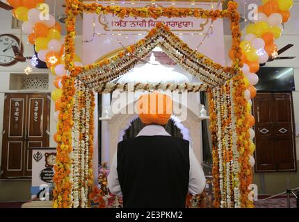 Beawar, Rajasthan, India, Jan.20, 2021: Dedica le preghiere di offerta sull'occasion di 355 anniversario di nascita di 10 Sikh Guru Gobind Singh ad un santo gurudwara a Beawar. Credit: Sumit Saraswat/Alamy Live News Foto Stock