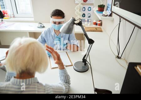 Preoccupata donna terapeutica avvertimento una donna anziana Foto Stock