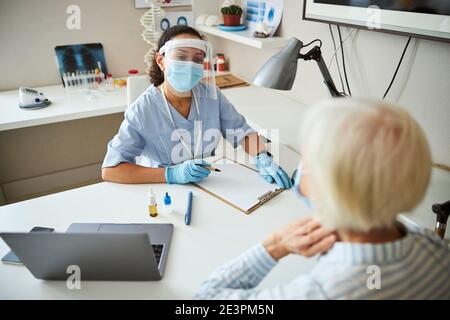 Specialista medico attento che ascolta i reclami delle persone Foto Stock