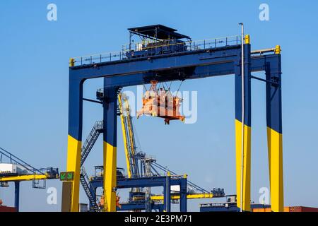 Gru per movimentazione container prospettiva industriale Foto Stock