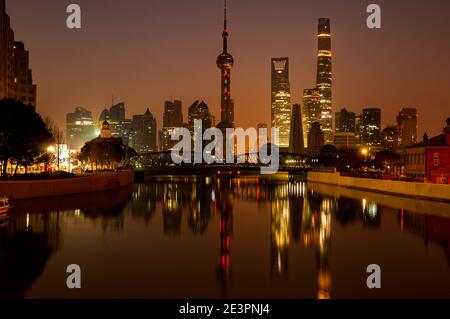 Vista notturna subito prima dell'alba lungo il Fiume Suzhou dal ponte di Zhapu Road verso il Ponte Giardino e con lo skyline di Pudong sullo sfondo. Foto Stock