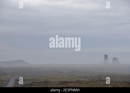 Strada attraverso il suggestivo paesaggio dell'Islanda Foto Stock