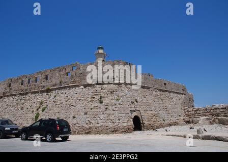 Il Forte di San Nicola dal porto di Mandraki nella città vecchia di Rodi, Grecia il 9 giugno 2019. Foto Stock