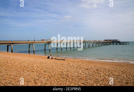 molo deal e spiaggia sulla costa del kent Foto Stock