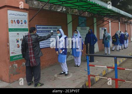 Lahore, Pakistan. 18 gennaio 2021. Studenti pakistani che indossano maschere per frequentare il loro primo giorno di scuola con SOP, alla scuola superiore govt kinnaird a Lahore. Il governo pakistano ha riaperto gli istituti educativi in tutto il paese dal 9° al 12° grado dopo essere rimasto chiuso come misura preventiva contro il coronavirus Covid-19. (Foto di Rana Sajid Hussain/Pacific Press/Sipa USA) Credit: Sipa USA/Alamy Live News Foto Stock