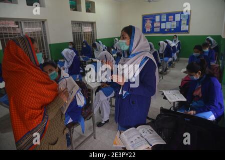 Lahore, Pakistan. 18 gennaio 2021. Studenti pakistani che indossano maschere per frequentare il loro primo giorno di scuola con SOP, alla scuola superiore govt kinnaird a Lahore. Il governo pakistano ha riaperto gli istituti educativi in tutto il paese dal 9° al 12° grado dopo essere rimasto chiuso come misura preventiva contro il coronavirus Covid-19. (Foto di Rana Sajid Hussain/Pacific Press/Sipa USA) Credit: Sipa USA/Alamy Live News Foto Stock