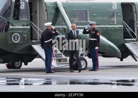 Barrack Obama arriva al terminal dell'aviazione di Harrods per lasciare il Regno Unito su Air Force One, Stansted Airport - Stansted. Foto Stock