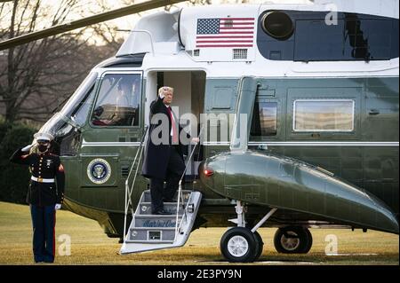 Washington, Stati Uniti. 20 gennaio 2021. Il presidente degli Stati Uniti Donald Trump pompa il suo pugno mentre sale a Marine One sul prato meridionale della Casa Bianca a Washington, DC mercoledì 20 gennaio 2021. Foto di al Drago/UPI Credit: UPI/Alamy Live News Foto Stock