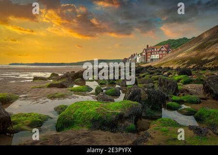 Sandsend sulla costa dello Yorkshire settentrionale. Foto Stock