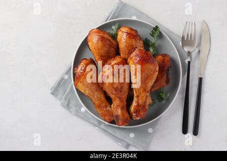 Bastoncini di pollo arrosto in salsa di miele e soia su piatto grigio, vista dall'alto. Foto Stock